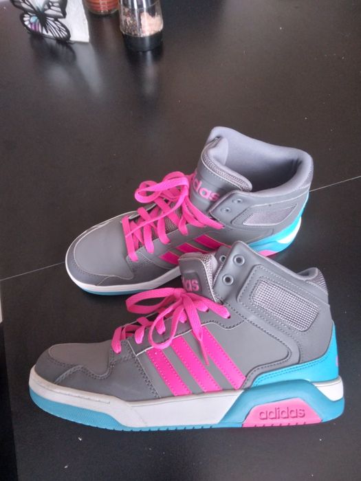 Дамски маратонки Адидас нови,40 номер