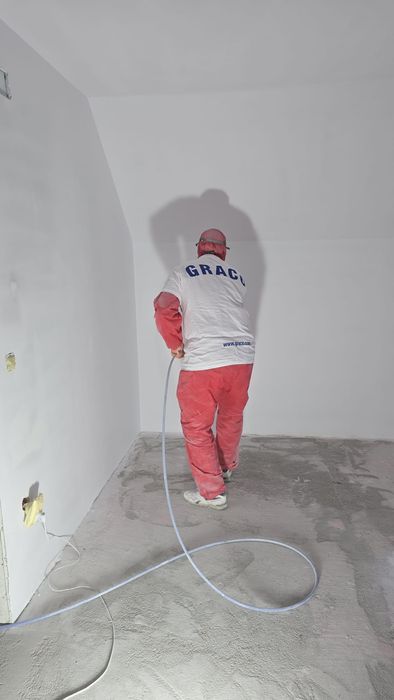 Execut zugrăveli cu pompă airless și finisaje interioare