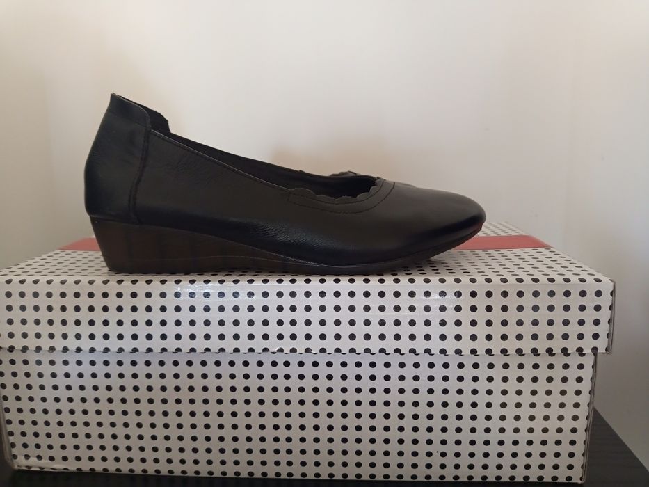 Продаётся женская обувь.