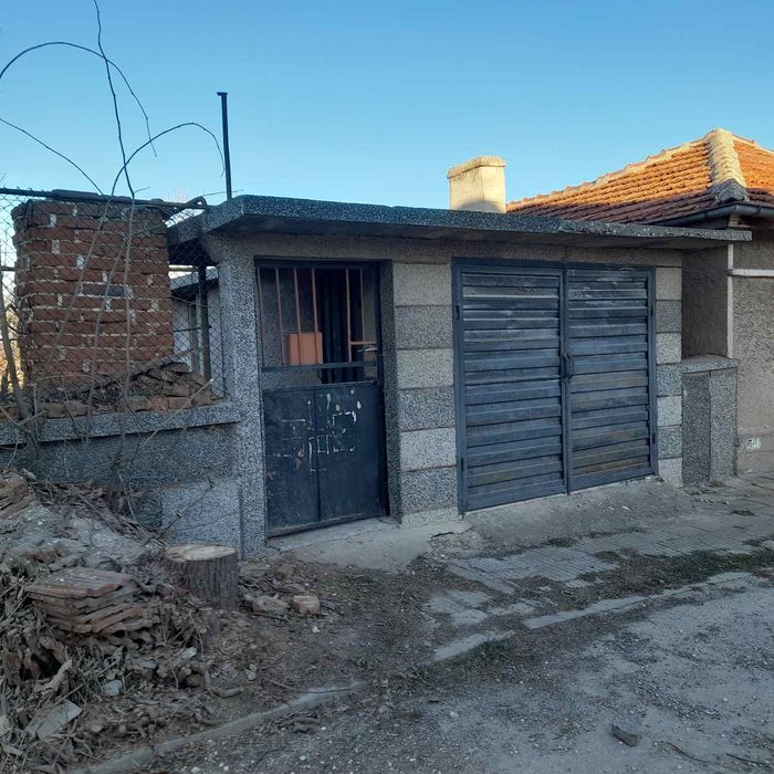 Продава къща в село Дъбравите