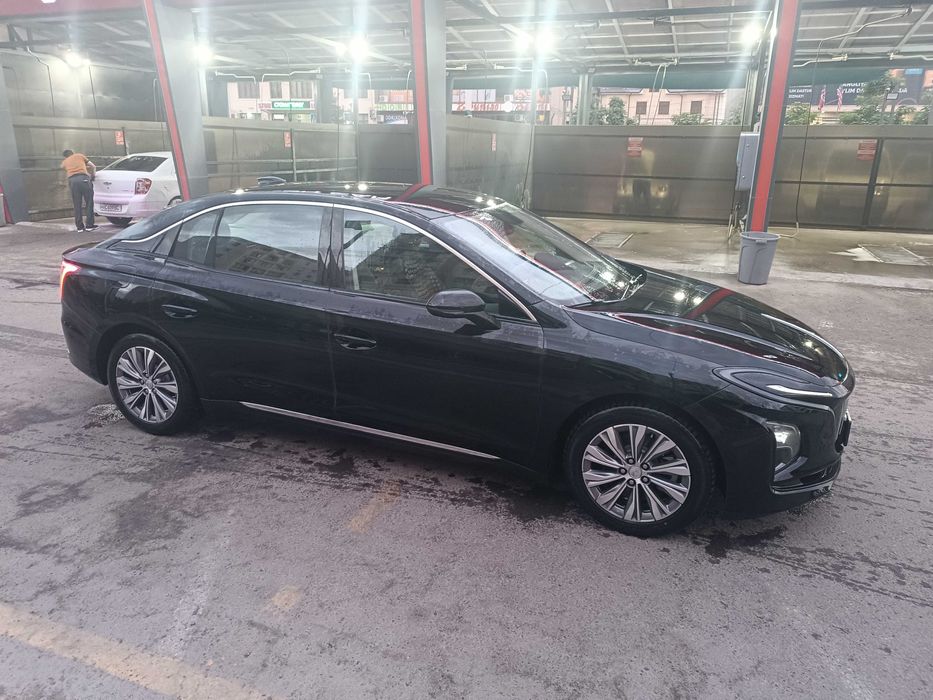 Продам свою машину HONGQI EQM5