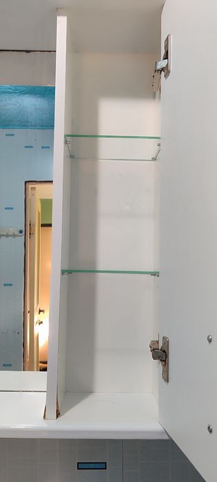 Шкаф с зеркалом.