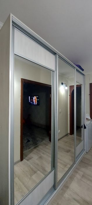 Шкаф купе с зеркалом цвет белый