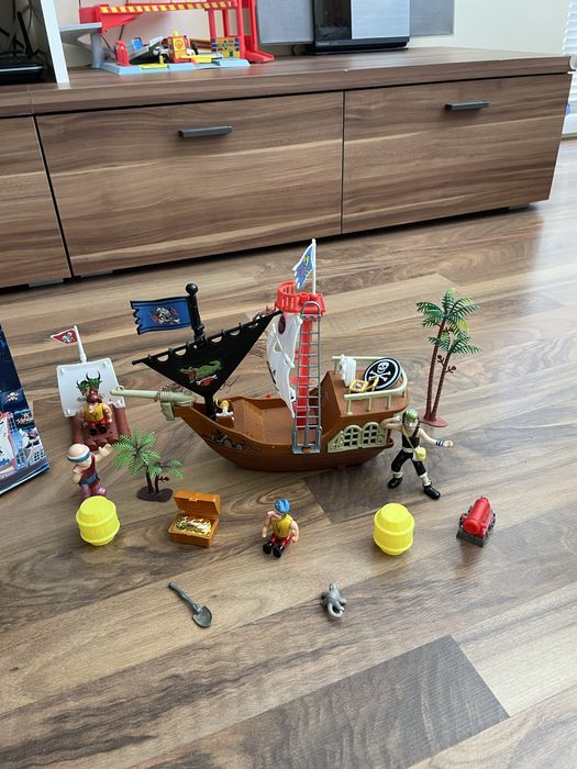 Пиратски кораб и остров на съкровища