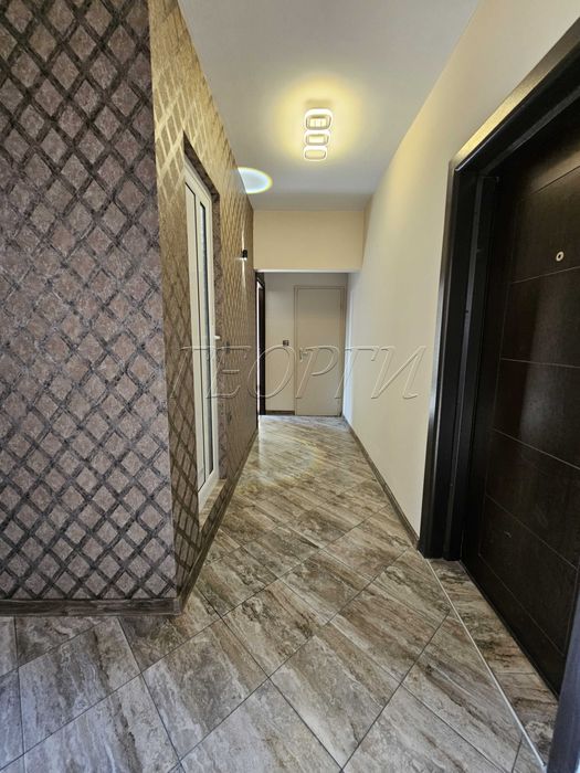 Давам под наем тристаен необзаведен 60кв.м.  ул. Царевец