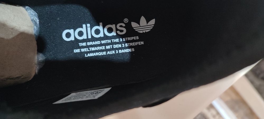 Продам кроссовки фирмы Adidas.