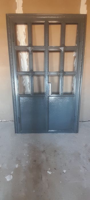 Temir eshik sotiladi (eniga 130 balandligi 225)
