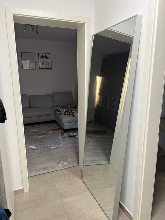 Vând oglindă mare de perete, design modern și elegant.
