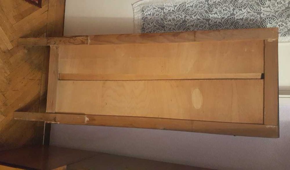 Oglindă de calitate 119 x 50 cm. Suportul este din lemn de esență tare