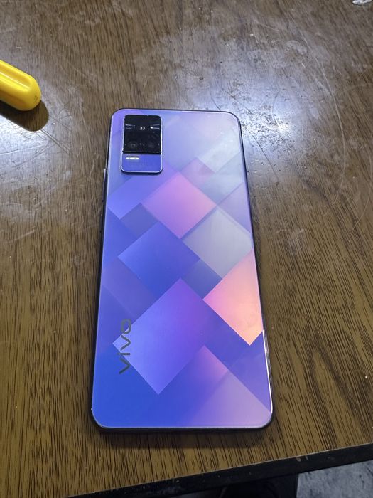 Vivi v21e 128gb 8 gb