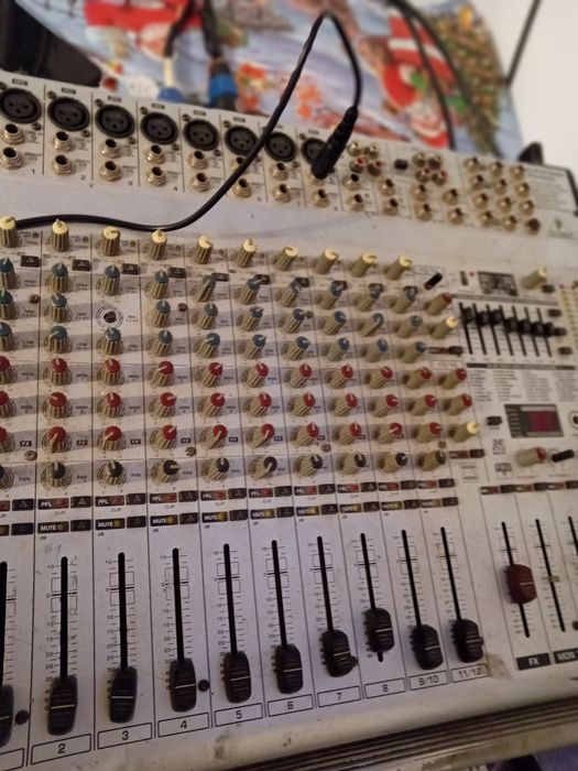 Stație cu boxe de vânzare