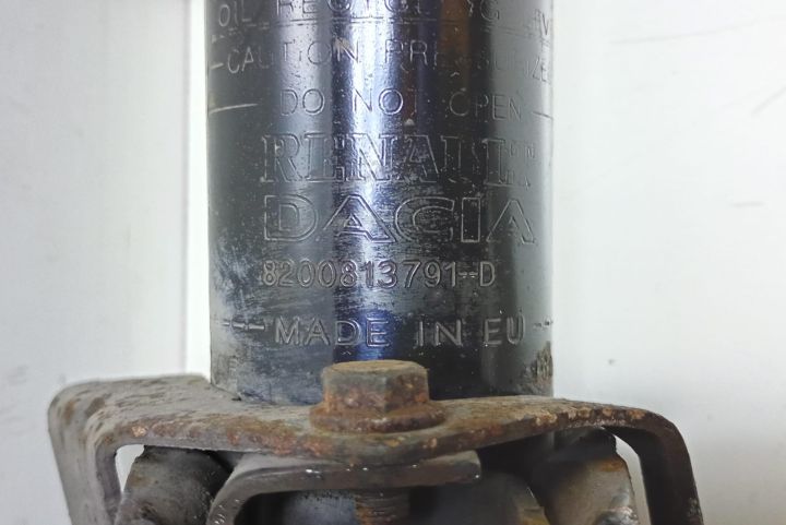 Amortizor  cu arc stanga fata 8200813791D Dacia Duster prima generati