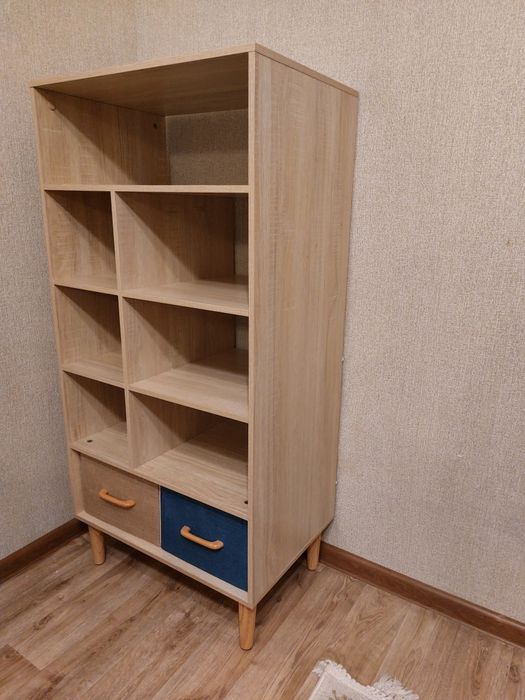 Шкафчик небольшой.