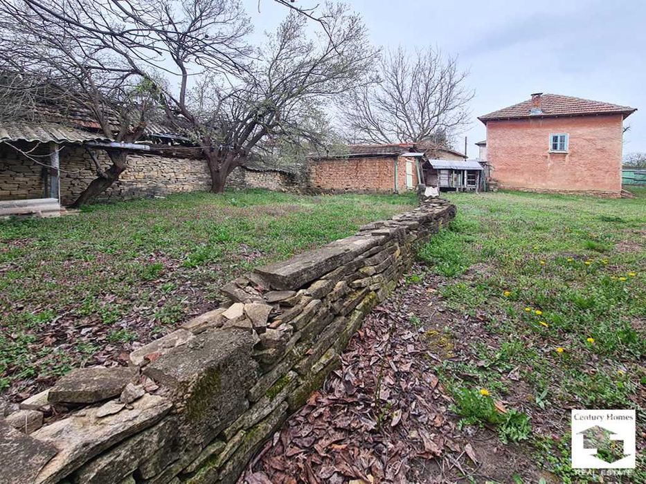 140312 Къща с равен двор и стопански постройки в с. Горна Липница