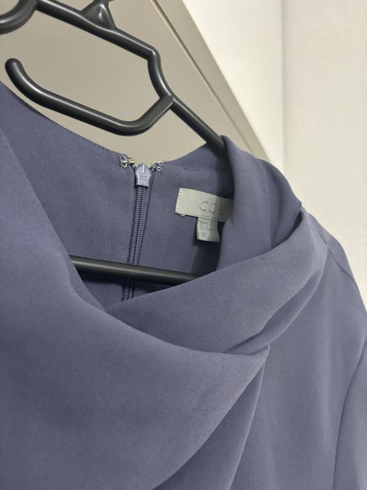 Платье фирмы COS