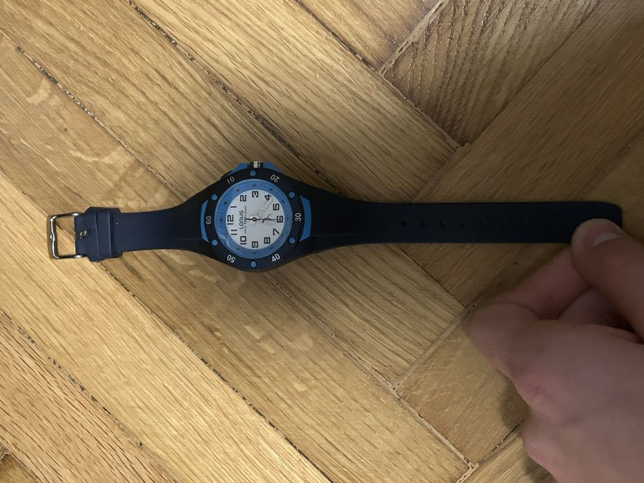 Vand ceas Lorus unisex pentru copii,stare imepcabila.