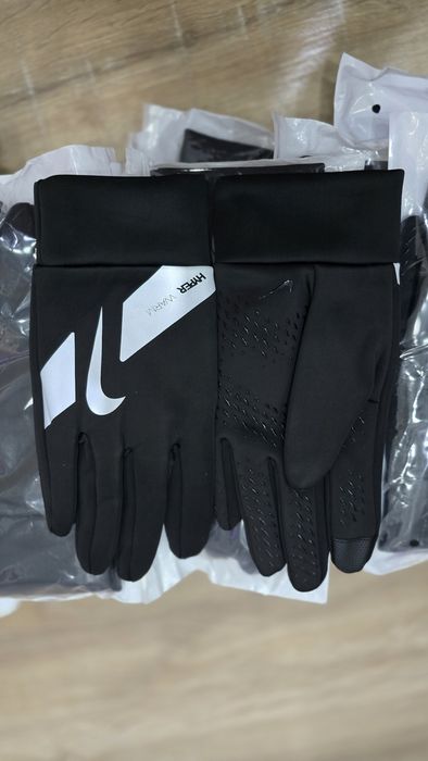 Перчатки, носки футбольные