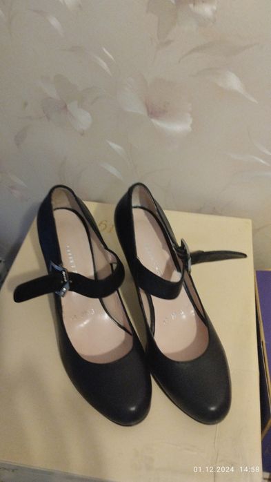 Черные кожаные туфли.