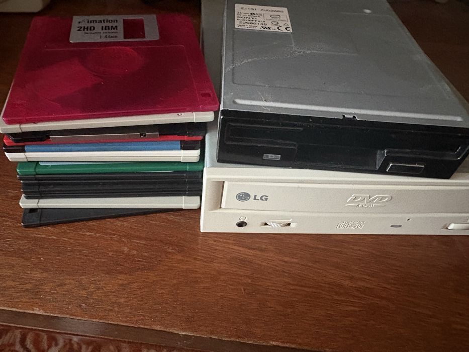 Инсталационни дискети 3.5” Turbo Pascal 9 бр + флопи + още 17 бр дискети и двд четец