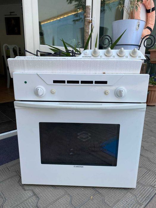 Духовой шкаф и варочная панель Ariston
