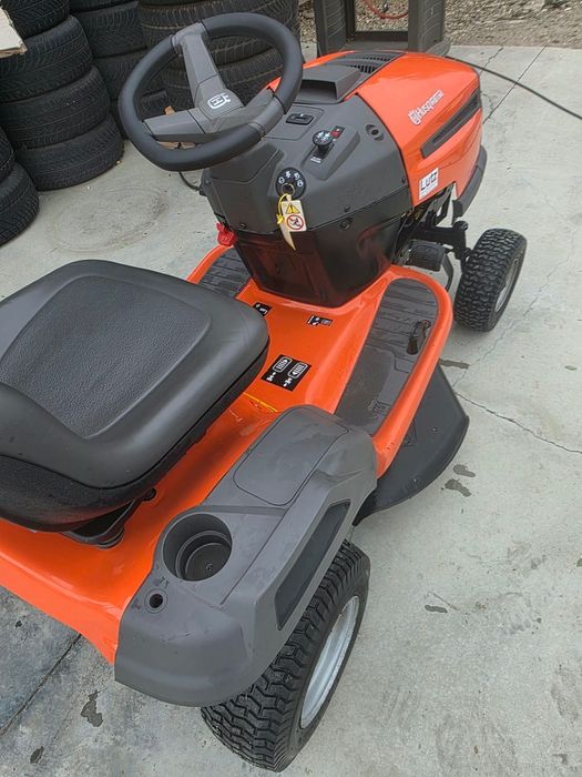 Husqvarna LTH 136 tractoras tuns iarba