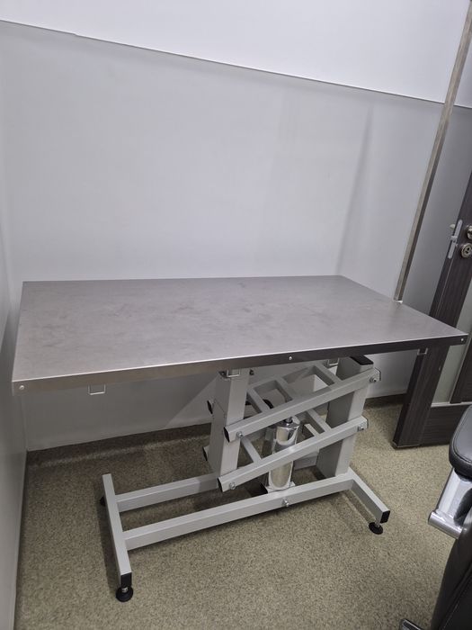 Vand aparatura medicala analizoare biochimie si hemato,microscop  masa consultatii, autoclav, lampa chirurgicala mobila, ecograf  uz veterinar