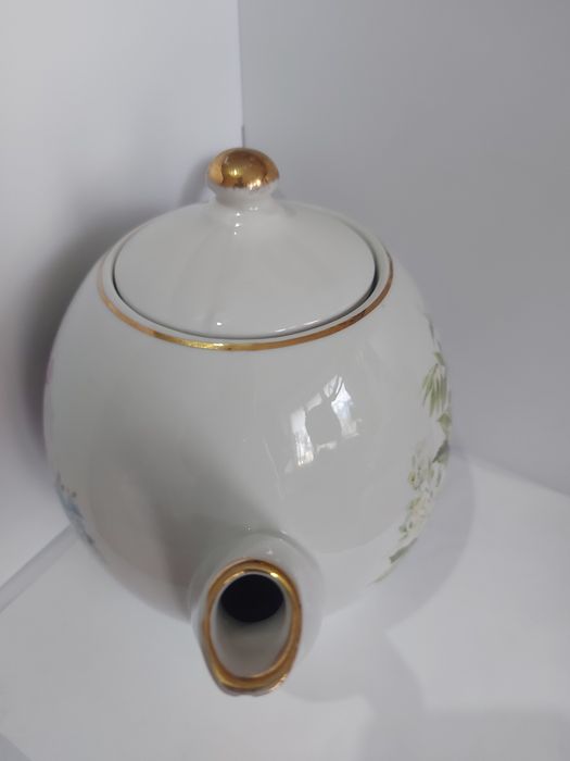 Фарфоровый большой чайник Советский.