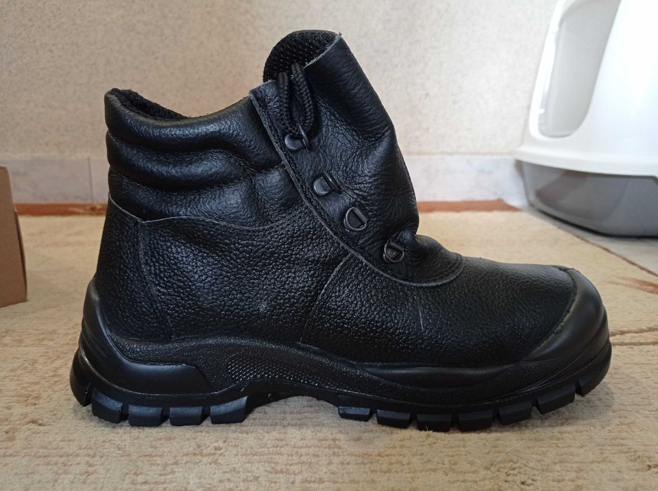 Работни обувки високи размер 42 НОВИ
