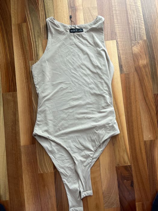 Бежово боди по тялото