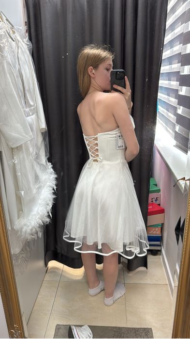 Rochiță albă cu trandafiri în față