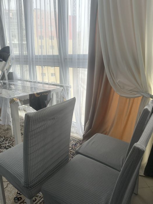 Кухонный стол вместе с стульями