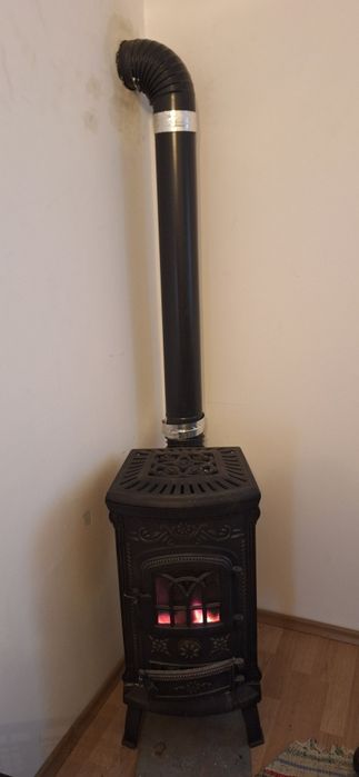 Soba fonta pe lemne, tip semineu, cu plita