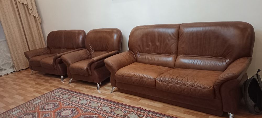 Продам кожанный диван с 2 креслами