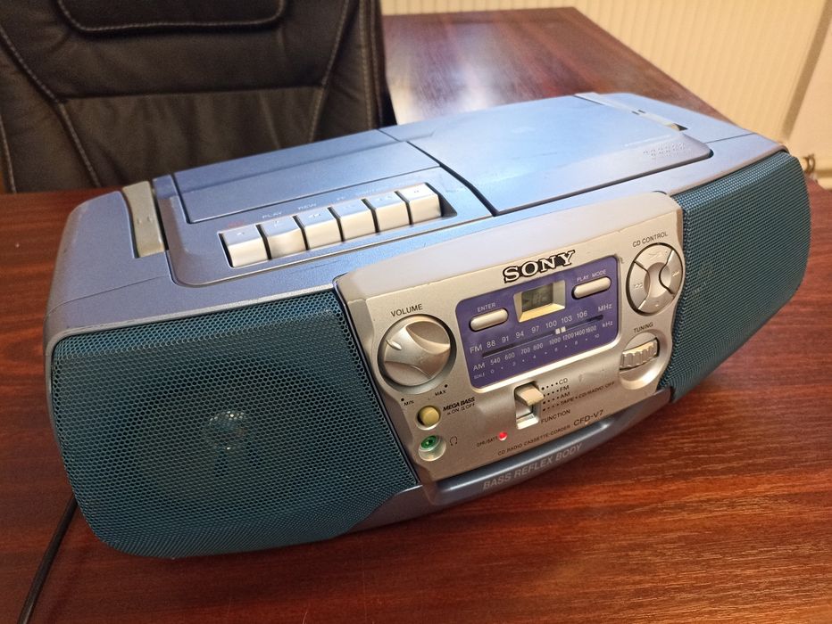 Radio-Casetofon cu CD Sony, model CFD-V7, recondiționat, perfect funcțional.