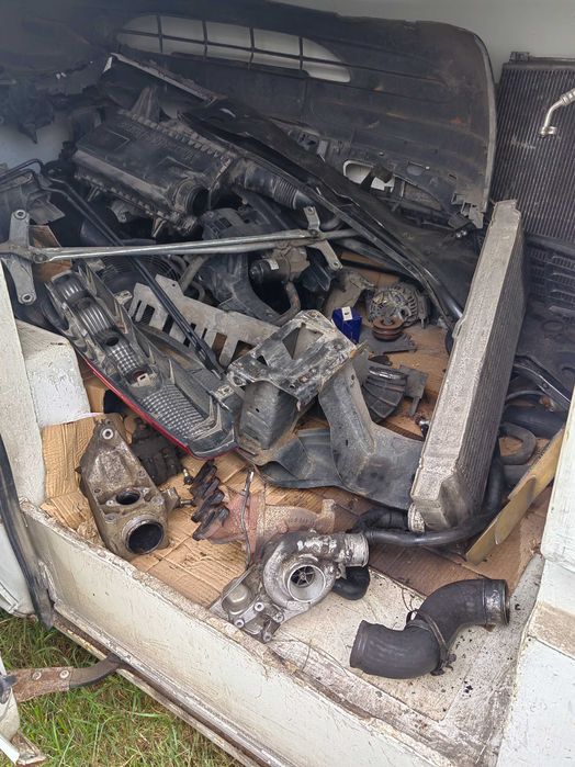 Продавам мерцедес вито на части.