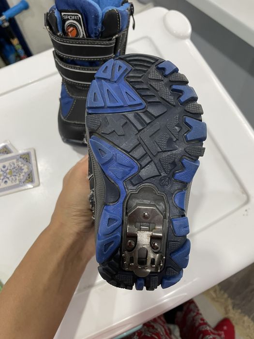 Продам зимнию комбинезон и ботинки