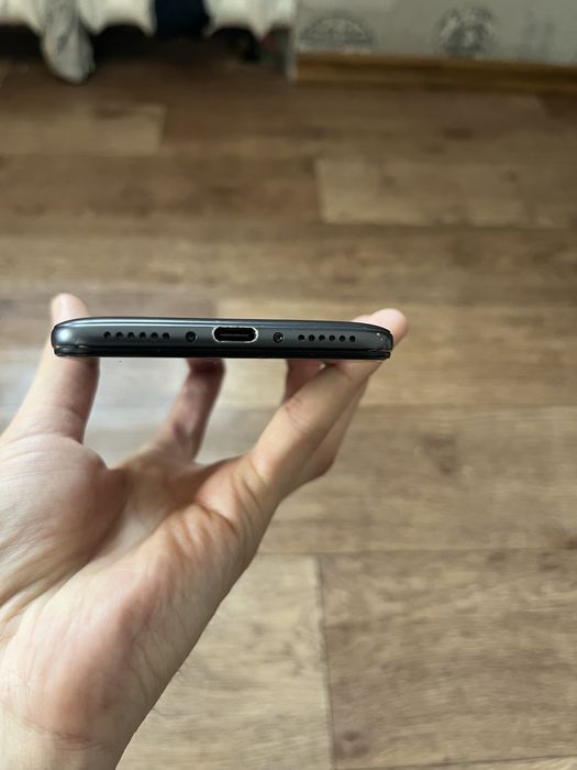 Продам игровой флагман poco F1