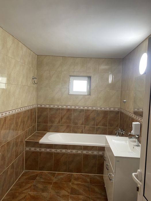 De inchiriat/vanzare casă spațioasă: ideală pentru locuință sau activități comerciale