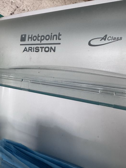 Продам холодильник встроенный. В рабочем состоянии.