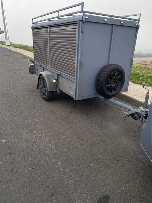 Remorcă închisă cu obloane tip rulou – stare foarte bună