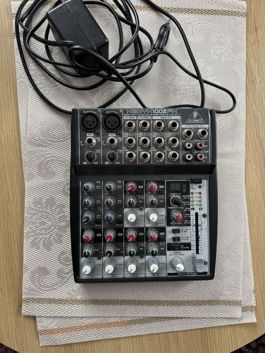 Mixer pasiv Behringer cu efecte
