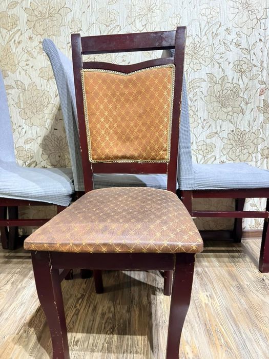 Деревянные стулья