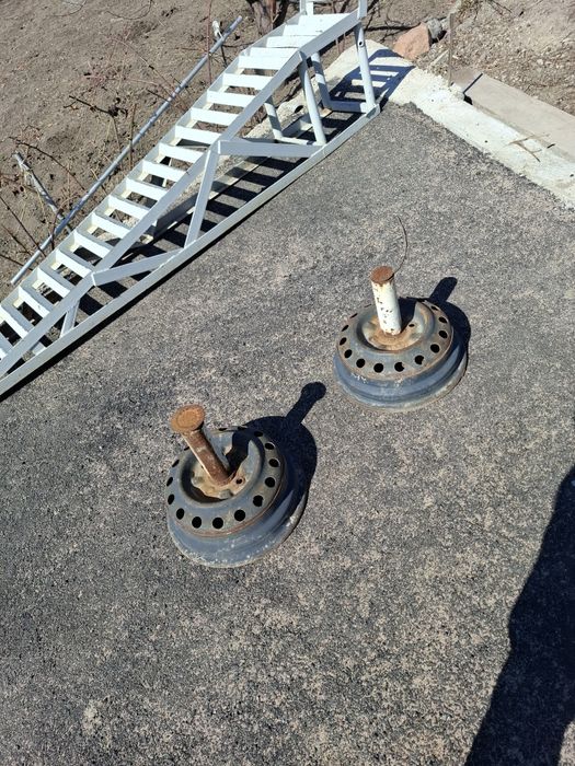 Эстокада и два поддомкратника