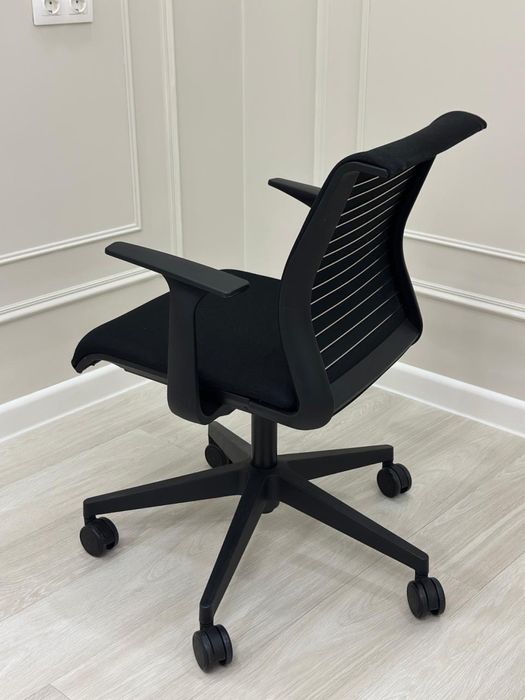 Стильное офисное кресло