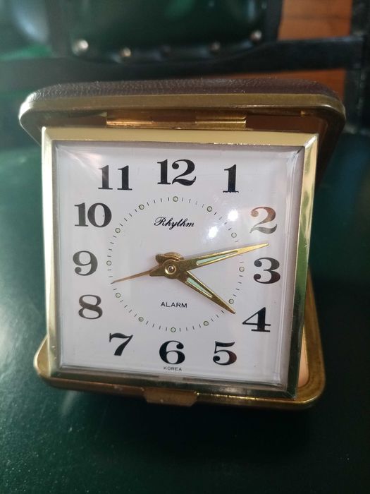 Ceas mecanic de voiaj, perfect funcțional și estetic.