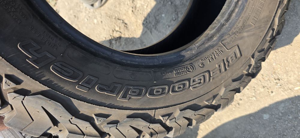 Гуми 2бр 215/75/15 - 1бр- 70 евро