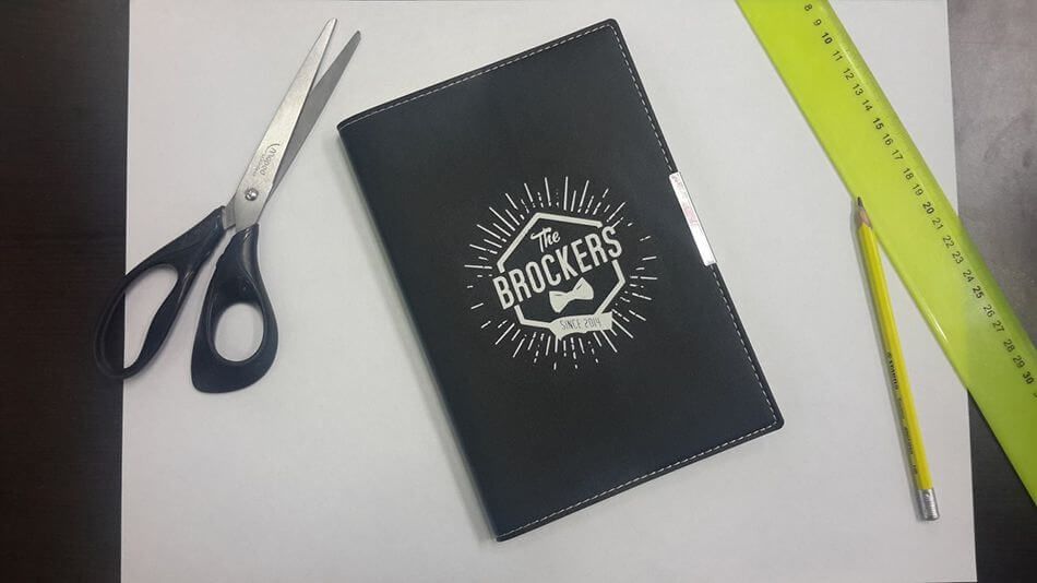 Предоставляет услуги корпоративных подарков-ручки,блокноты,кружки,