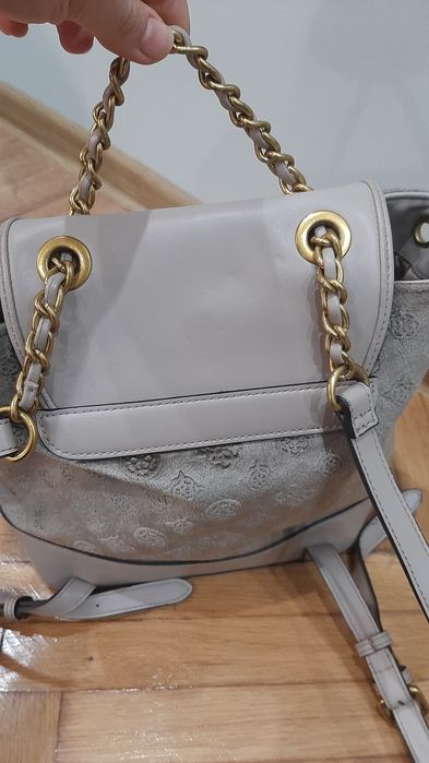 Оригинална раничка на Guess