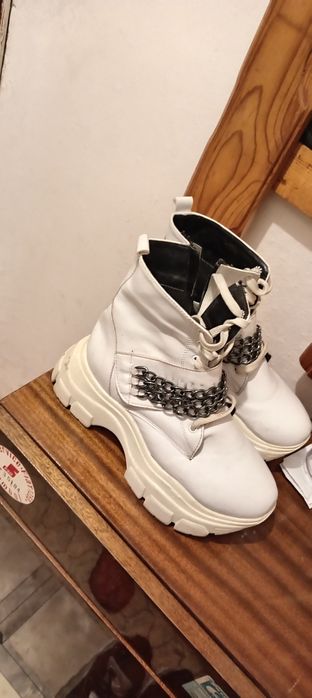 Дамски ботуши цвят бял