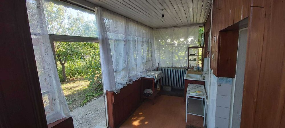 Vand casa veche in centrul localitatii Vladeni